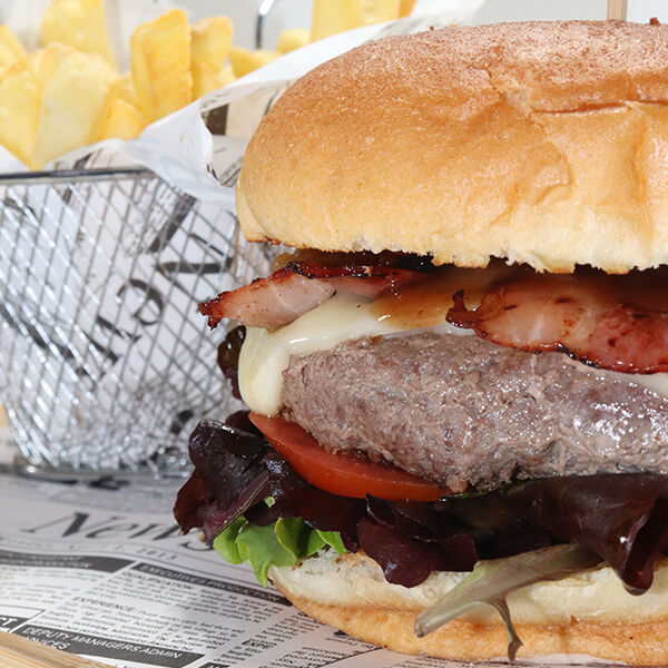 #BurgerNY
Nuestra Hamburguesa de carne Wagyu, Lechuga, Tomate, Beicon, Queso y Salsa de la Casa