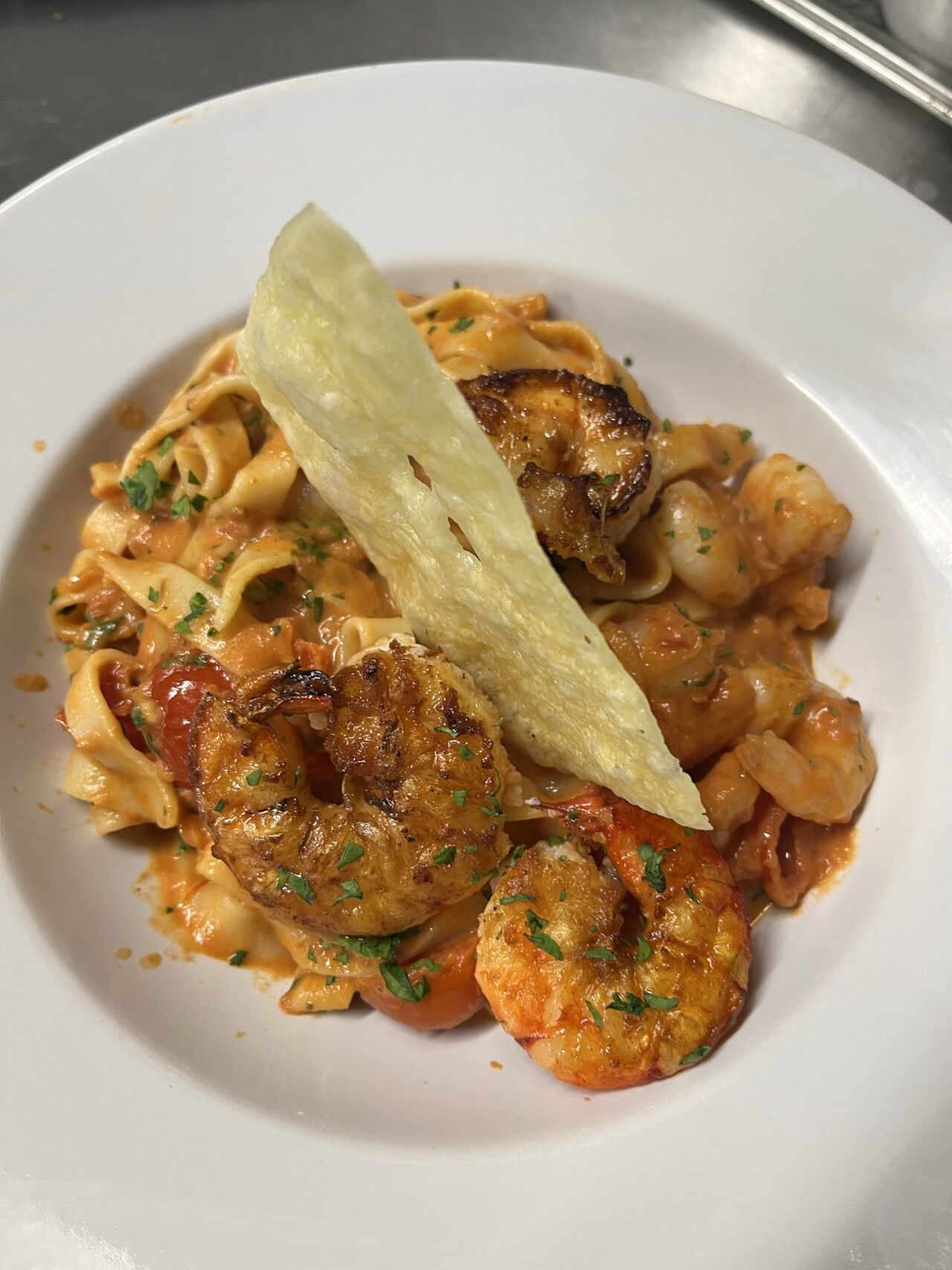 Hauptspeise vom Aschermittwoch 2022 (Tagliatelle mit Tigergarnelen auf Tomaten-Oberssauce)