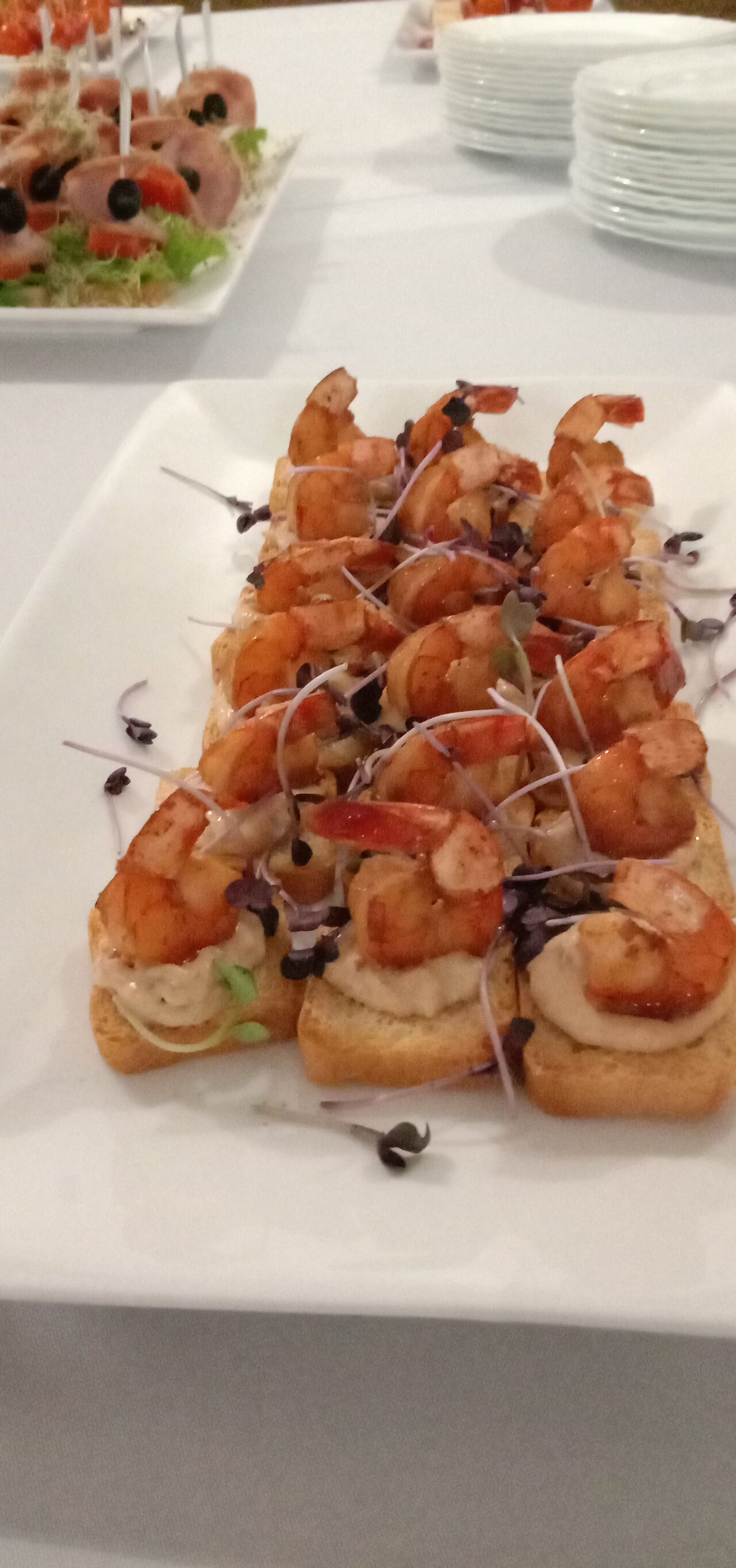 Канапе з креветками та сиром маскарпоне