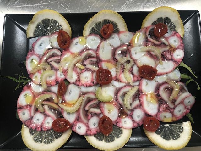 Carpaccio di polipo con pomodorini stufati sott'olio 