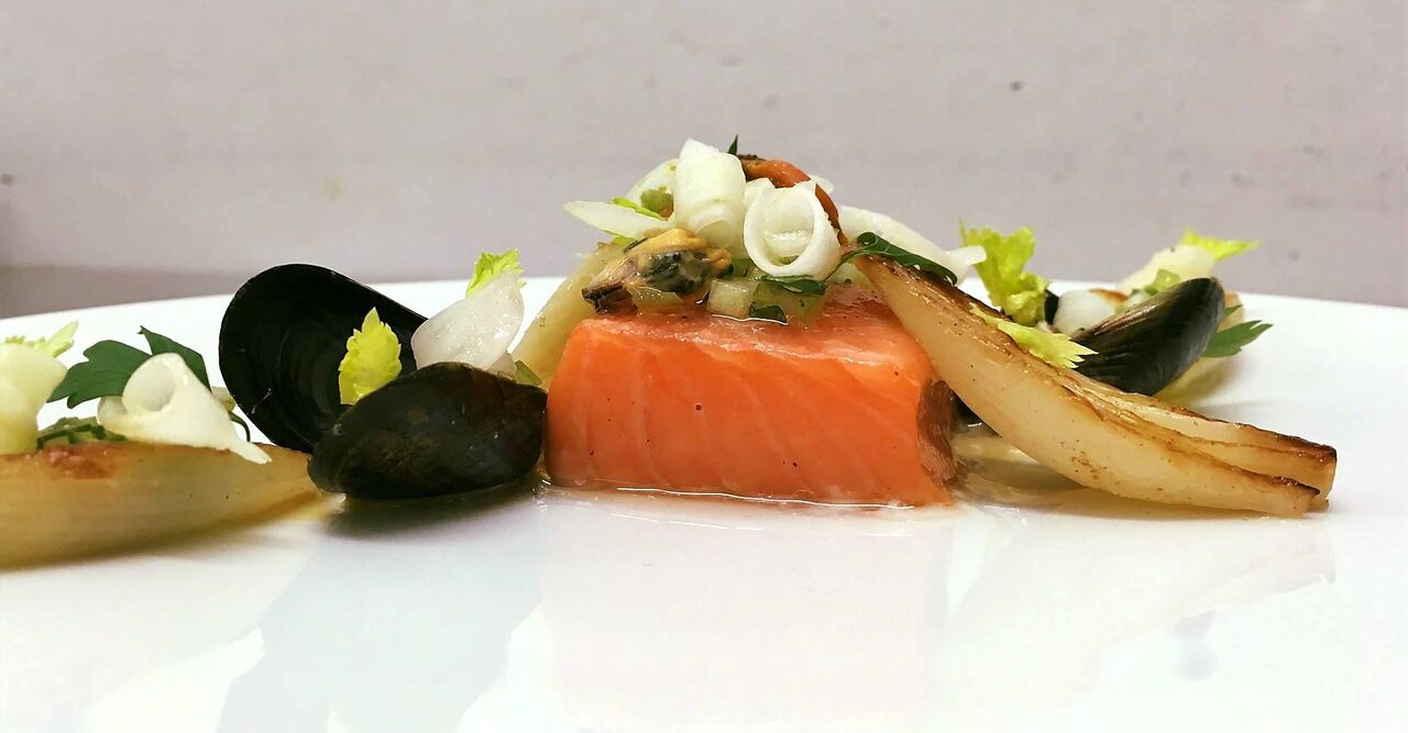 SAUMON COQUILLAGES ET légumes.