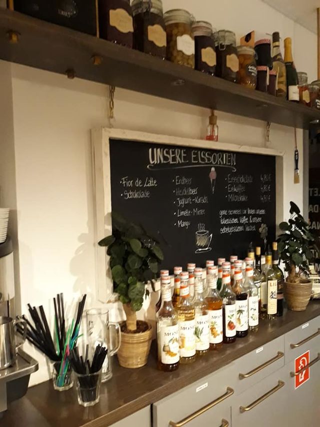 unser Eis beziehen wir von einer Kreuzberger Manufaktur. Es ist ohne künstliche Zusatzstoffe und schmeckt einfach nur lecker!