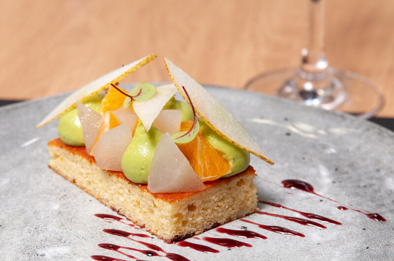 Pain de gène, pomme Granny smith, clémentines et copeaux de poire