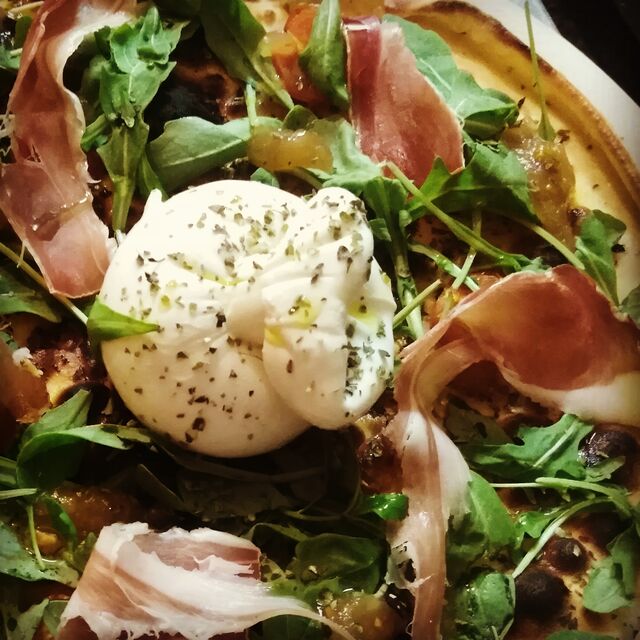 Burrata, tomate asado, jamón rúcola y mermelada de manzana