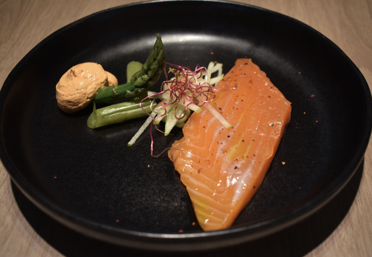 Truite des Pyrénées en gravelax / Salade de légume de saison / Yahourt paprika et piment Béarnais fumé