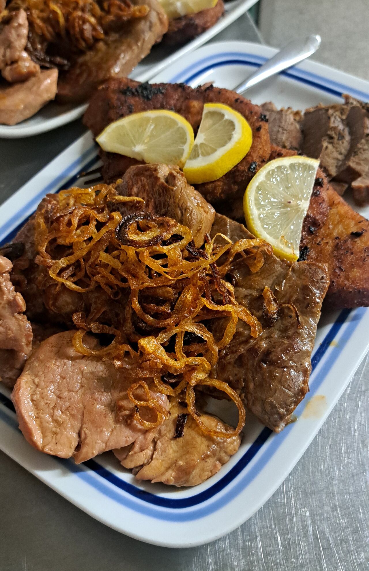 Gemischte Fleischspezialitäten bei Feste - Filet, Rostbraten, Schnitzel und Rehbraten