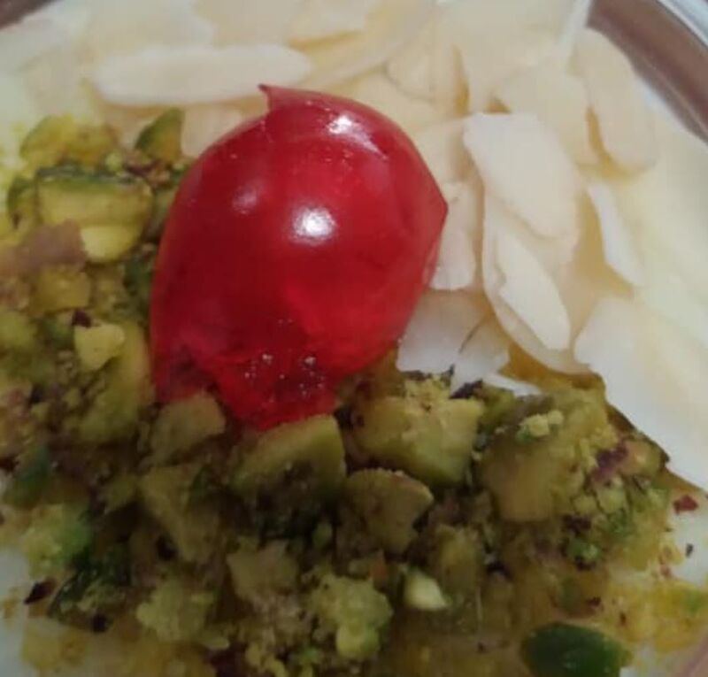 Mouhalabieh: crème de lait à la fleur d'oranger et pistaches et amandes