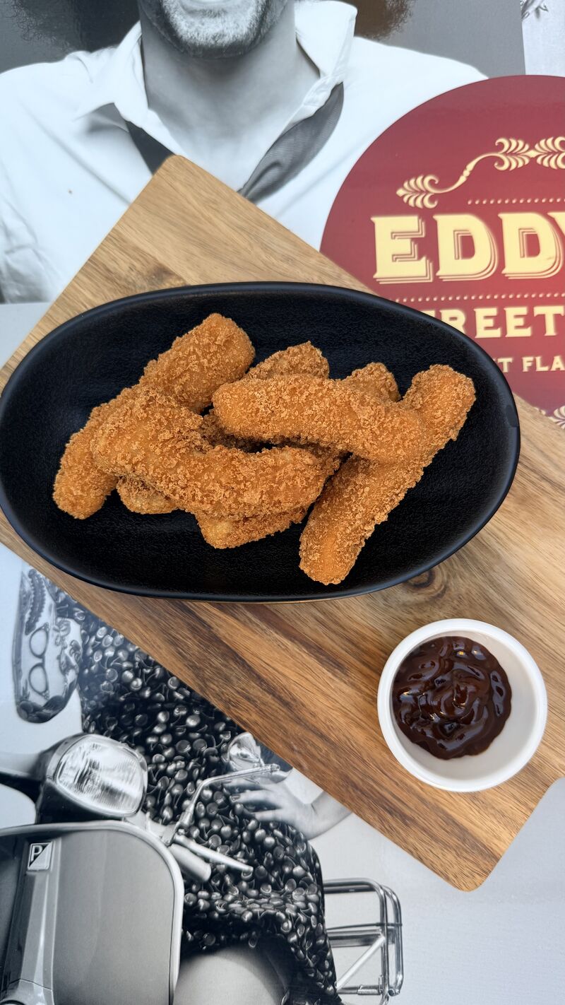 Tiras de pollo crujientes chicken tenders sin gluten con salsa barbacoa en Eddy's Street Food