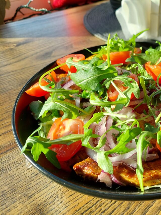 Sałatka z grillowanym kurczakiem