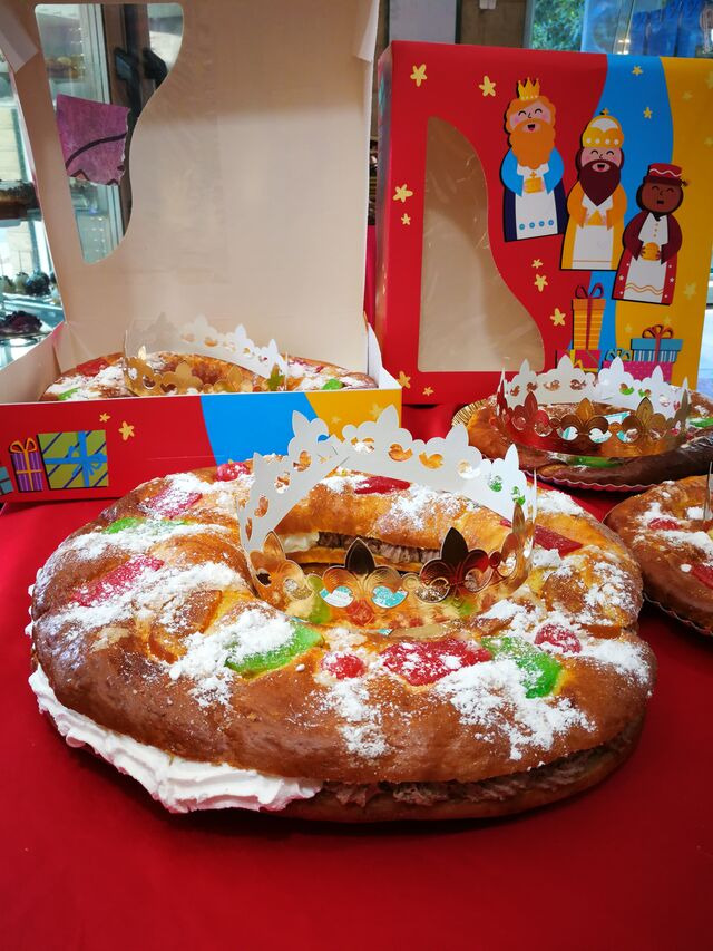 Roscón de Reyes.
Realizados artesanalmente en nuestro obrador.
con nata, trufa, cabello, crema, chocolate...