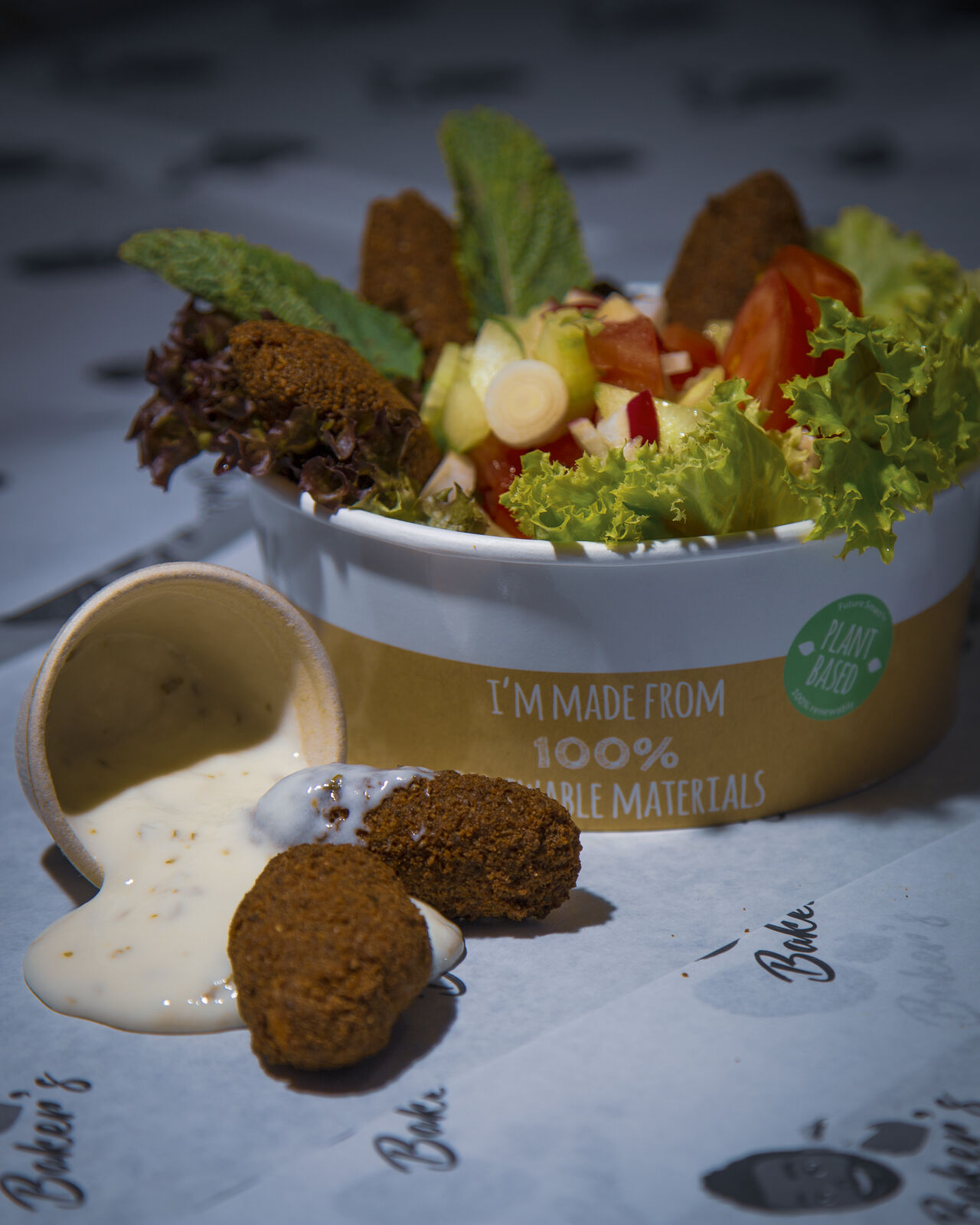 Vegan & Veggie Food🌱 bei Baker‘s. Der gemischte Salat mit Falafelbällchen und leckerem Dressing. #vegan #veggie #falafel #hummus
