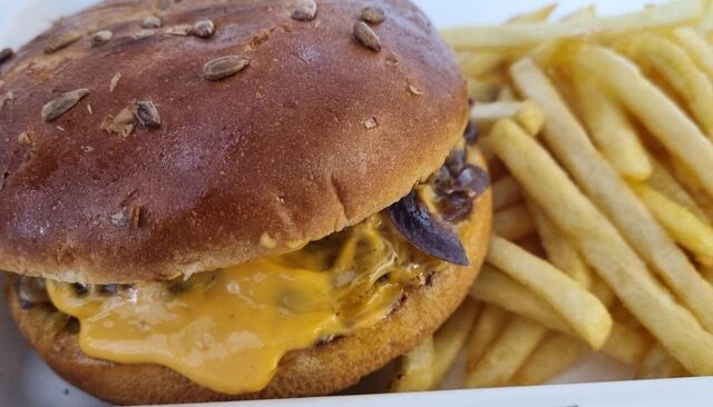 Smashed Burger cu Cartofi Prăjiți