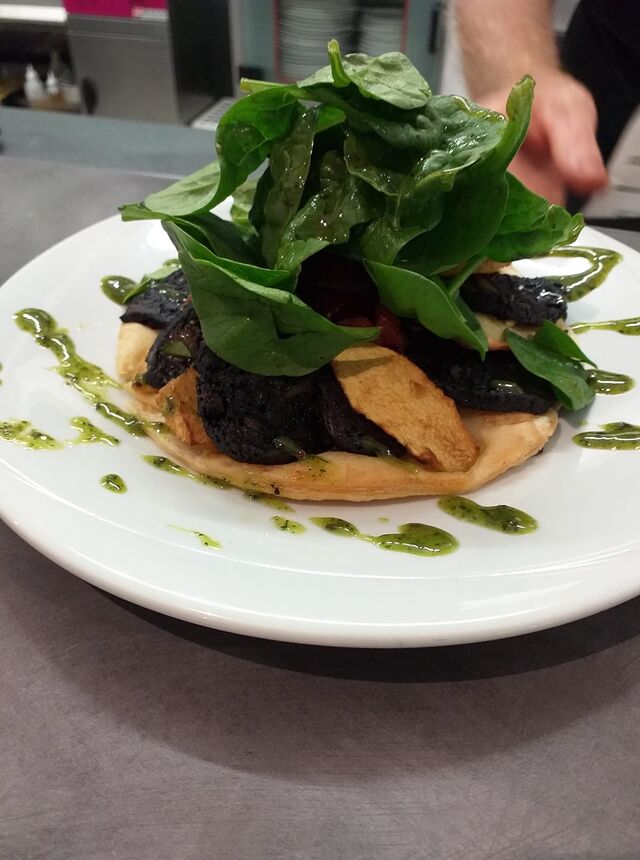 Tarte fine au boudin galabar & pommes confites 