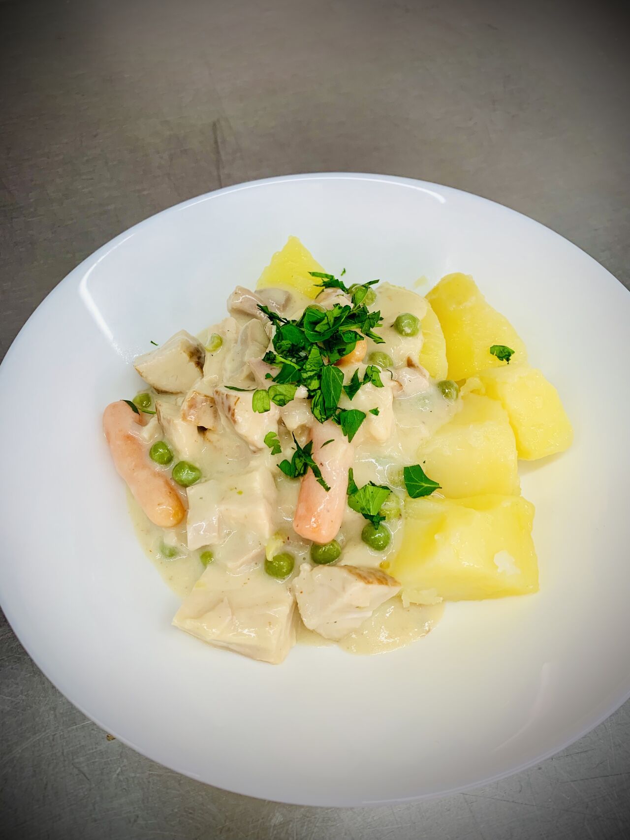 Hühnerfrikassee mit Salzkartoffeln