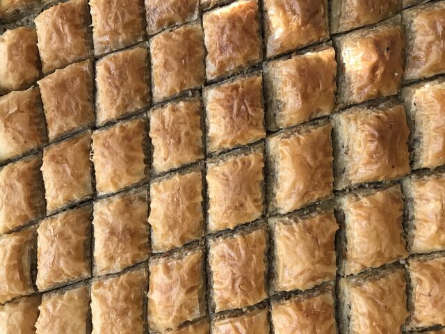 Tatlı siparişleriniz alınır adresinize ücretsiz teslim edilir. İster 1 tepsi iste 1 kilo.