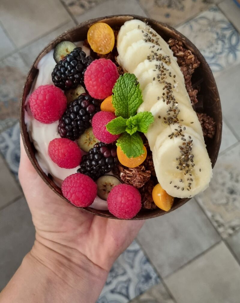 Granola con yogur y frutas