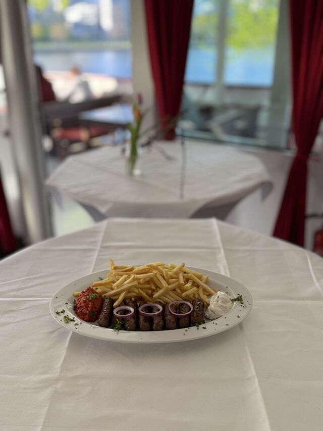 Cevapcici mit Pommes, Tzatziki und Ajvar