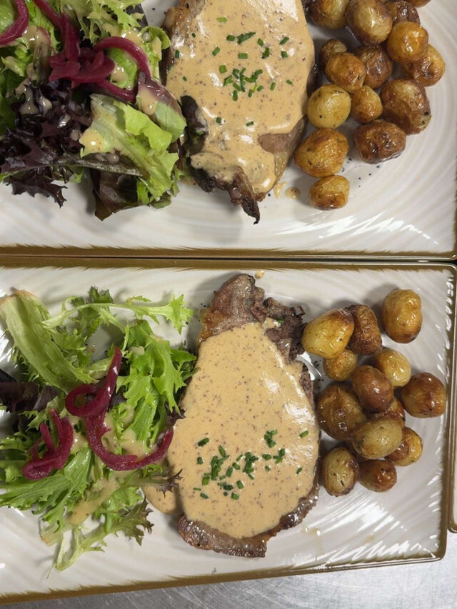 Côte de porc , pommes de terres grenailles rôties et crème à la moutarde