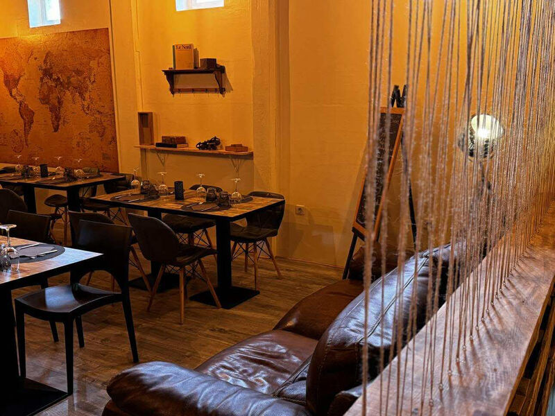 Salon privatif, capacité de 25 personnes, à table, 35 personnes en cocktail, écran et vidéo projecteur à disposition.