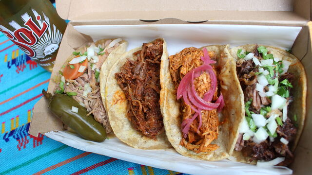 Tacos de Carnitas, Lomo, Cochinita y Suadero
