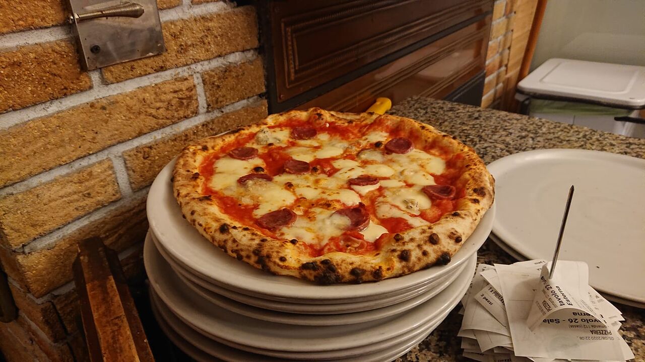 Pizza con salsiccia sarda, fior di latte e gorgonzola DOP