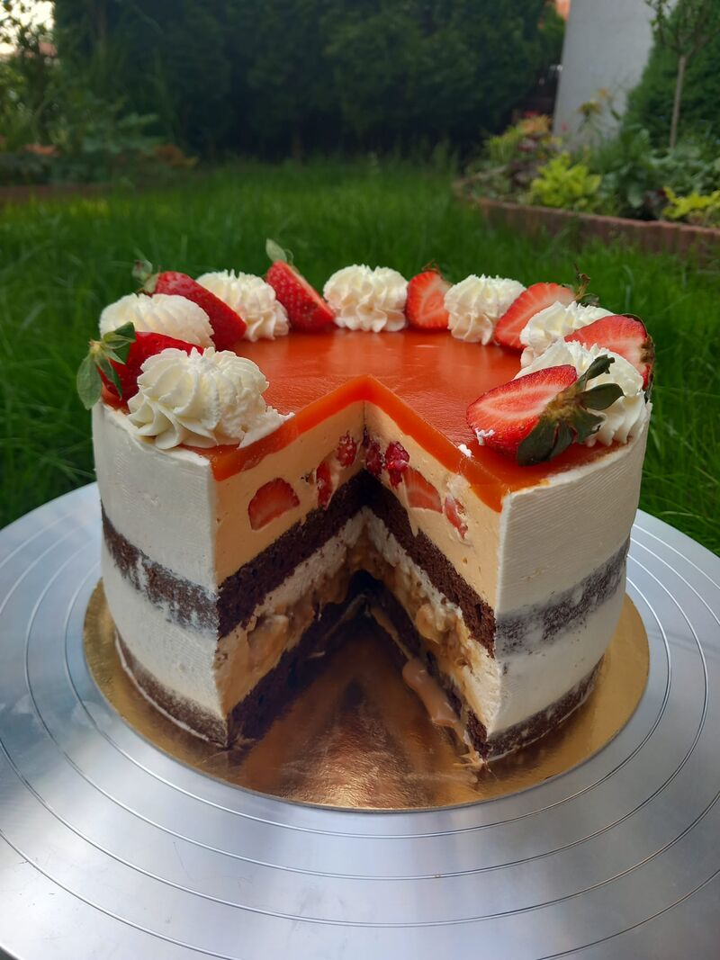 Ciasto musowe mus bananowy/ słony karmel z fistaszkami/ truskawki/ żelka papaja 