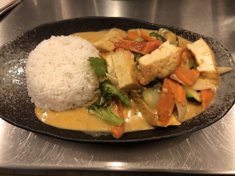 Tofu mit Curry Soße und Gemüse