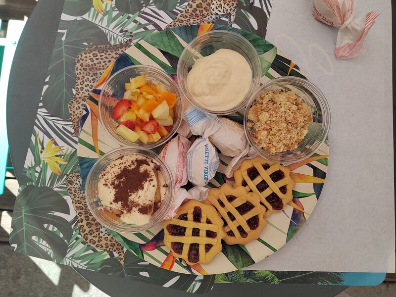 Des desserts variés : salade de fruits frais, amaretto, tiramisu, sablés et bien plus à découvrir.