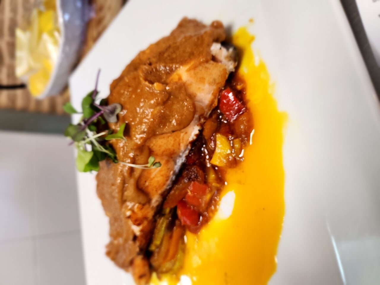 Salmón Satay y rattatuille de verduras 