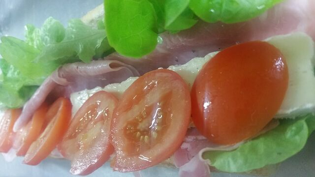 Sandwich à emporter sur commande (jambon blanc, tomates et brie de Meaux)