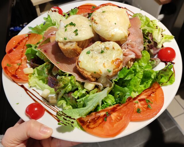 Salade de chèvre chaud