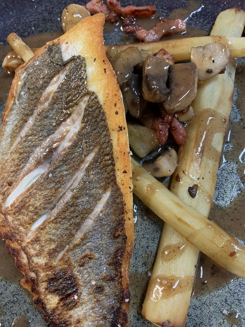 Le Filet de Daurade, Matelote au Vin Rouge et Salsifis Rôtis
