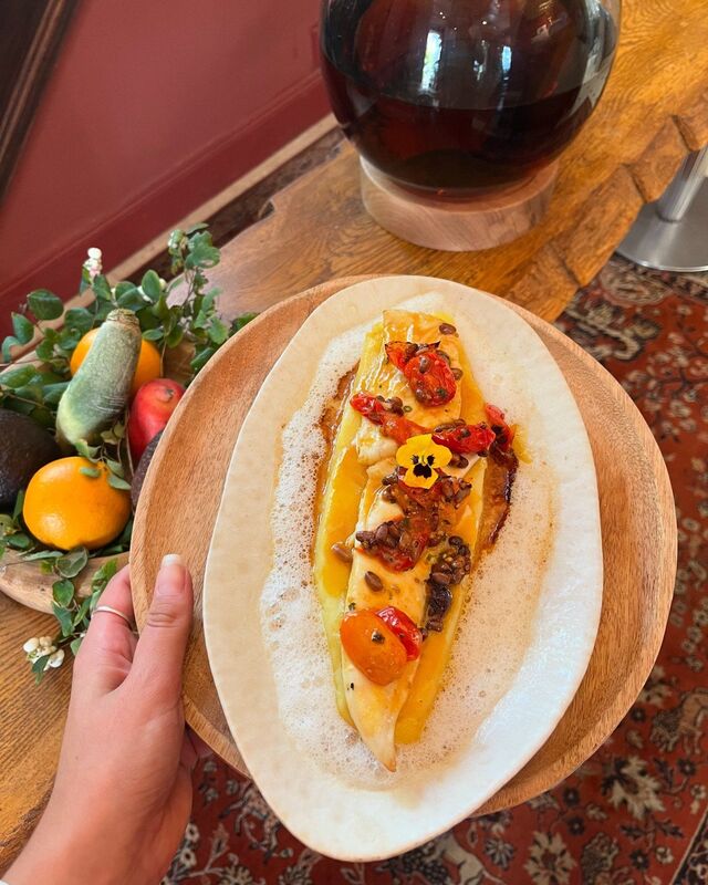 dorade grillée, sauce quatre-quarts, purée Joel