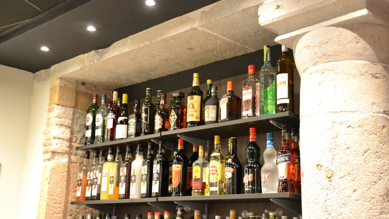Les boissons et la colonne historique du Bull Café