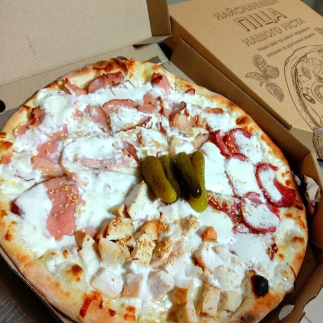 Діє доставка піци та інших страв по меню.