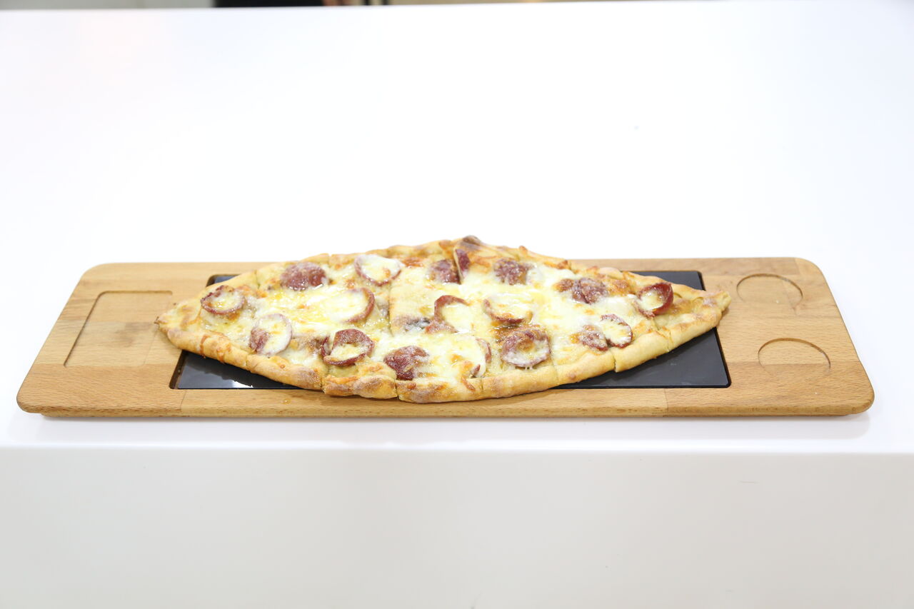 Açık sucuklu kaşarlı pide