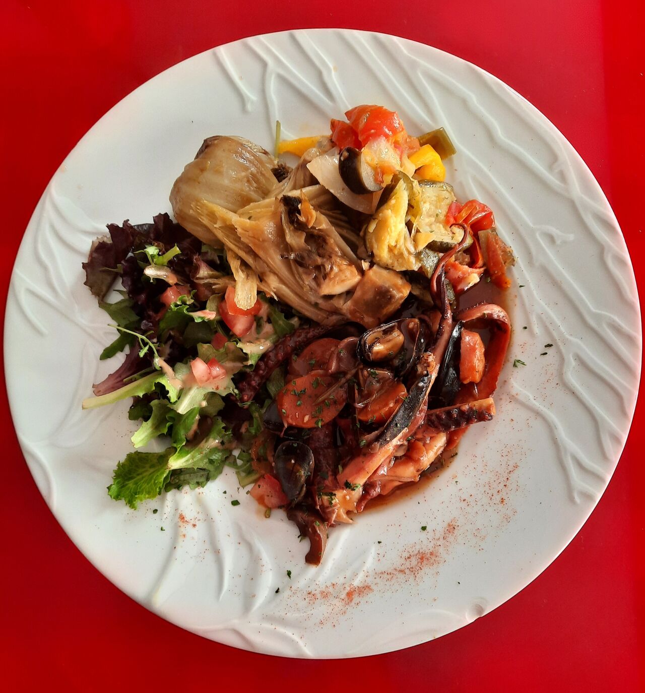 Daube de poulpe frais chorizo moules fenouil braisé à l'orange et ratatouille. 