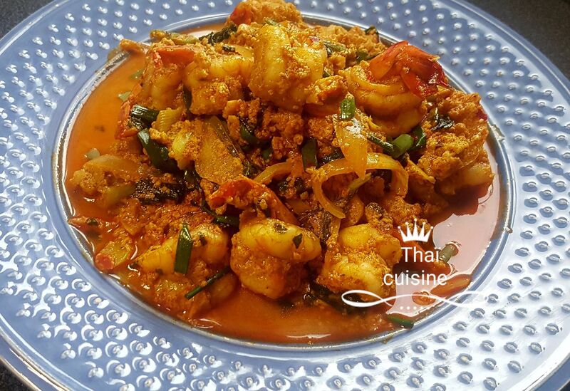 Curry jaune de crevette/ 11€
curry en poudre, oignons, branches de céleris, poivrons rouges, lait condensé et oeufs.