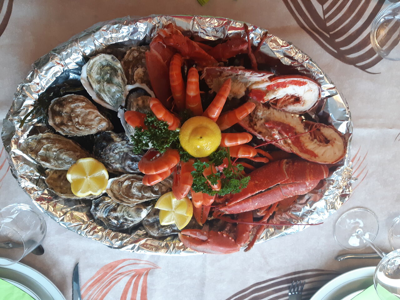 Huîtres, Homards et crevettes sur plateau. Uniquement sur commande.