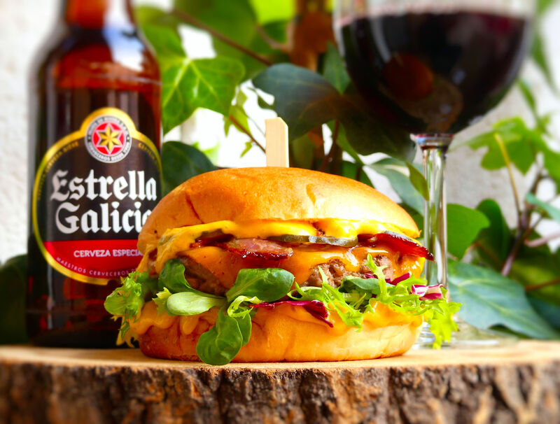 Hamburguesa Amsterdam de ternera irlandesa con salsa joppie y bacon ahumado en Eddy's Street Food