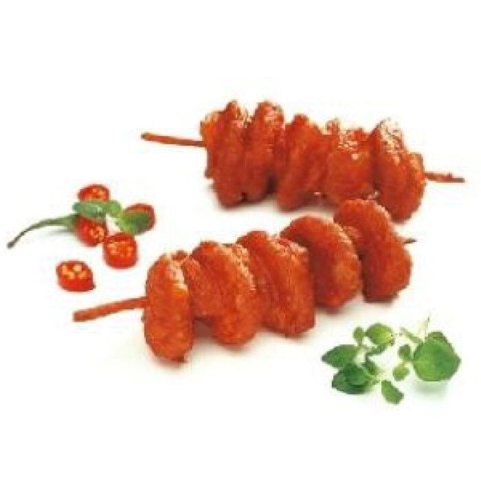 BROCHETTE CRIZLY: Brochette de poulet émincé avec de l'oignon, enveloppée dans une délicieuse panure légèrement épicée. 