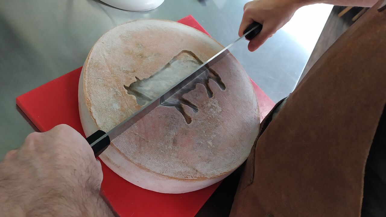 Raclette Lait Cru de vache de race Tarine (Savoie)
