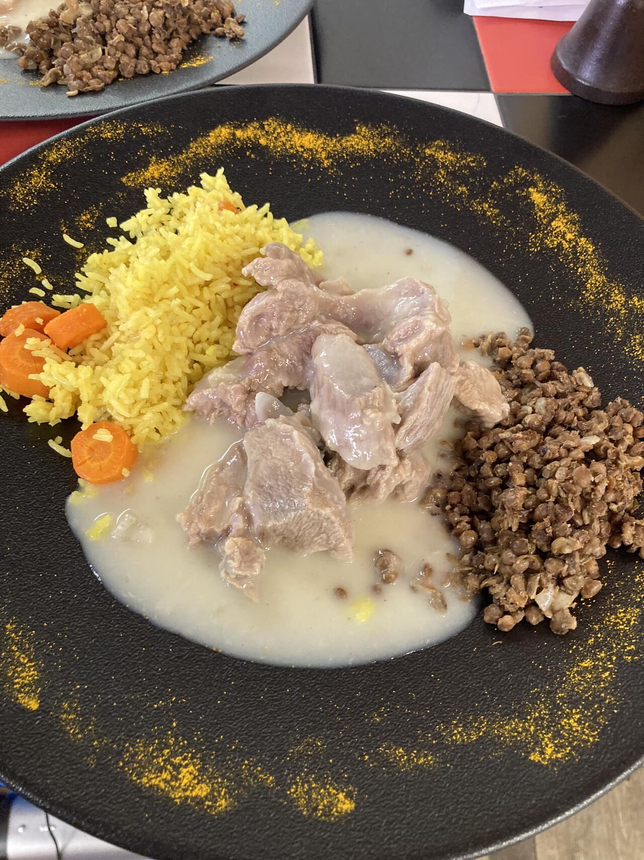 Blanquette de veau aux citrons confits, riz jaune aux carottes et lentilles