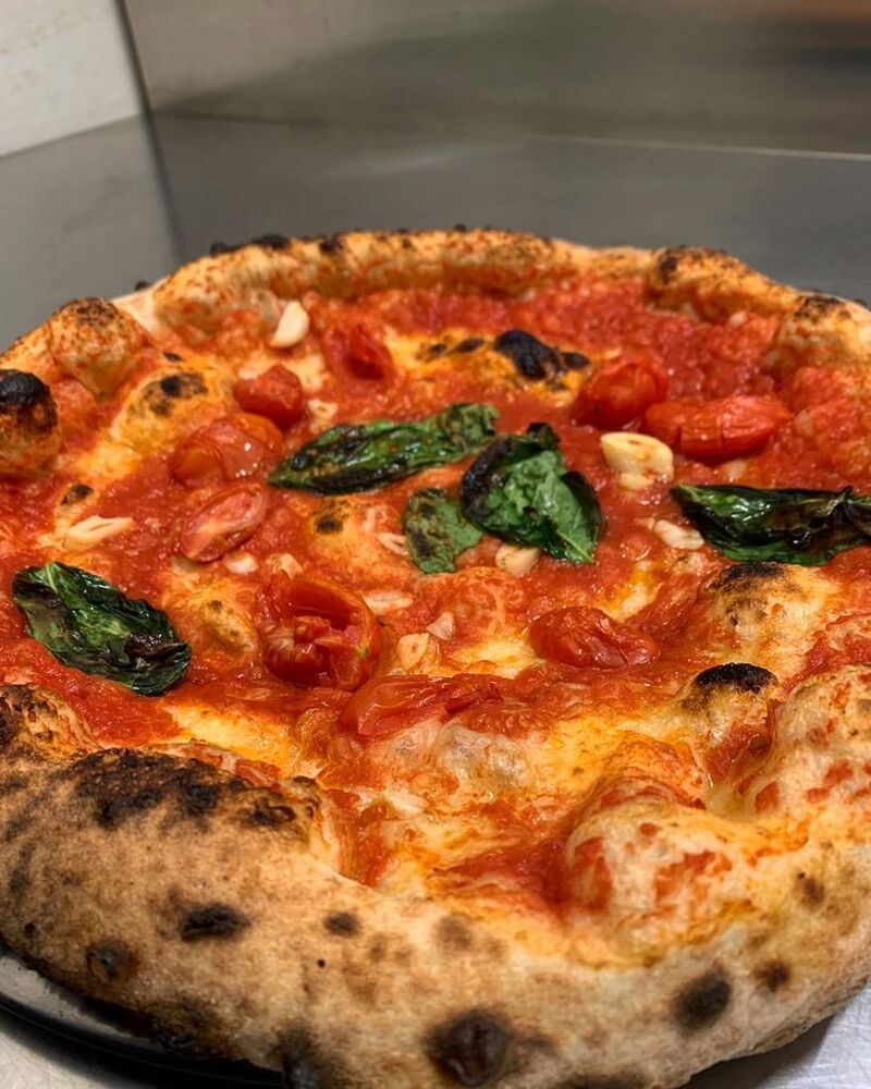 Marinara: pomodoro, pomodorino fresco, aglio, olio evo, basilico