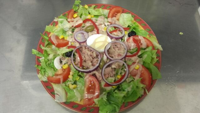 NICOISE : salade, tomate, oignon, poivron, olive, œuf, thon