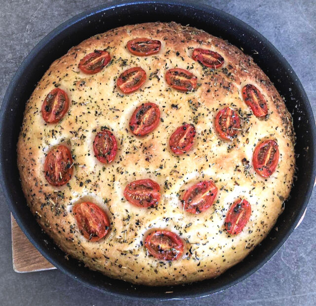 • FOUGASSE TOMATE / MOZZARELLA •
Cette fougasse, petit brin provençal, sera parfaite pour vos apéritifs d'été.
