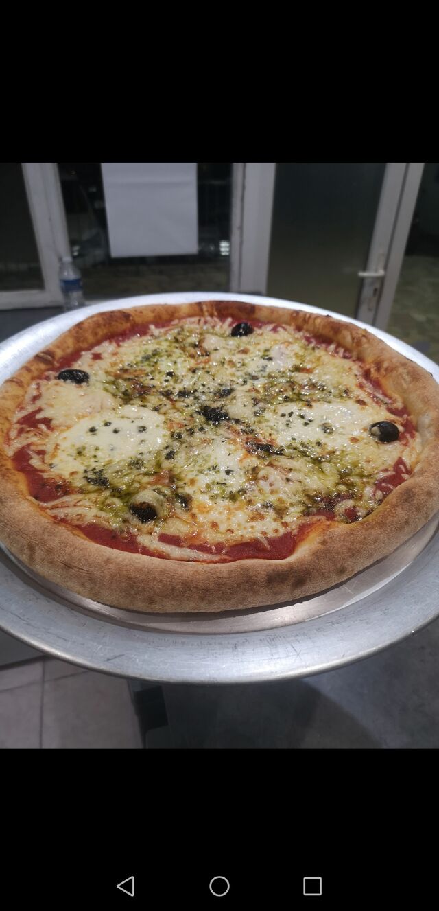 La giulian (base sauce tomate, tomates fraiche, pesto, emmental, mozzarella) 