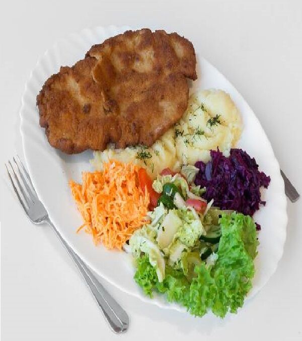 Filet z kurczaka panierowany z surówką i ziemniakami