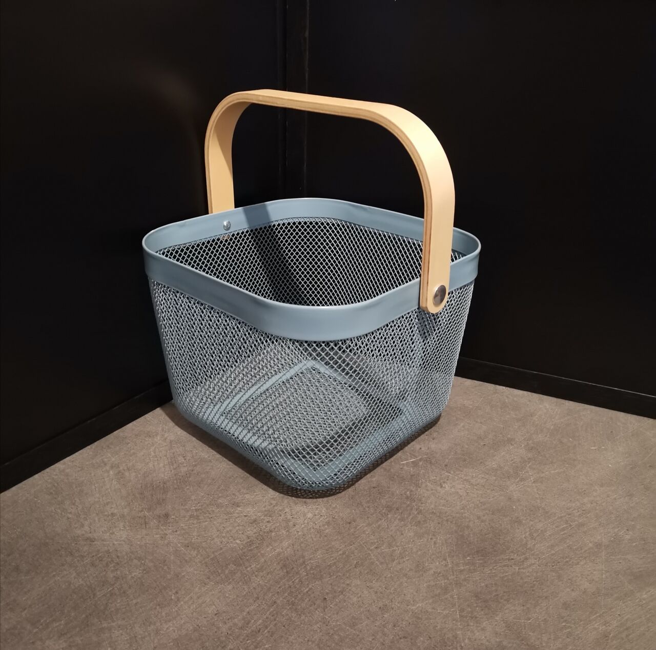 panier de couleur bleu 25x26x18cm=12.90€ 