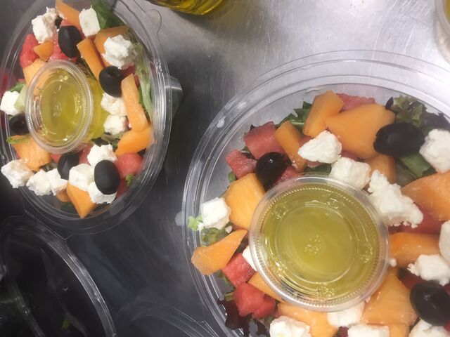 Grandes salades estivales 6€
Mélange de 3 salades , melons , pastèques , dés de feta